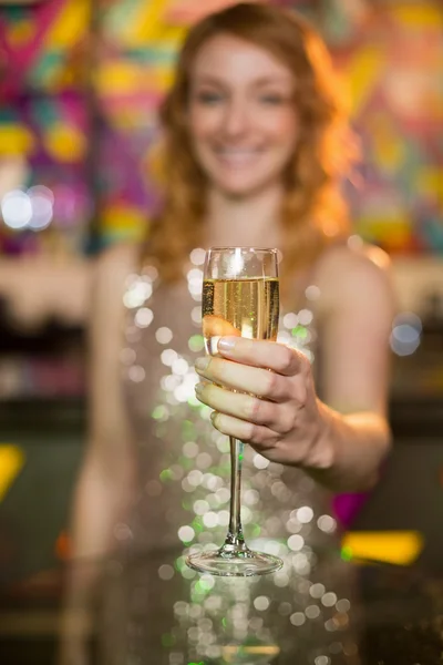 Donna che tiene un bicchiere di champagne — Foto Stock