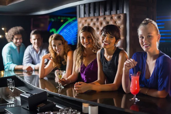 Amigos de pie juntos en el bar mostrador — Foto de Stock