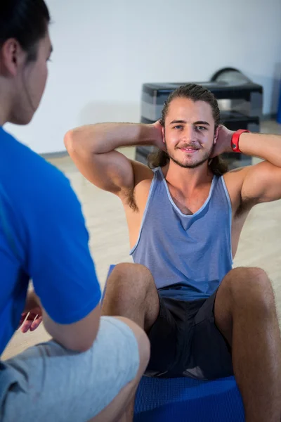 Fitness muž mluví s instruktorem — Stock fotografie