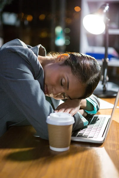 Деловая женщина спит во время работы в офисе — стоковое фото