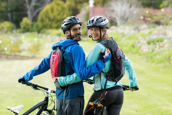 Biker casal com bicicleta de montanha — Fotografia de Stock