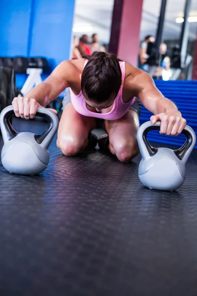 Sportlerin mit Kettlebells im Fitnessstudio — Stockfoto