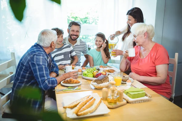 Multi-geração de família sentado à mesa do café da manhã — Fotografia de Stock