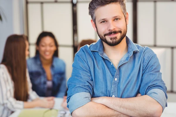 Hombre de negocios con los brazos cruzados — Foto de Stock