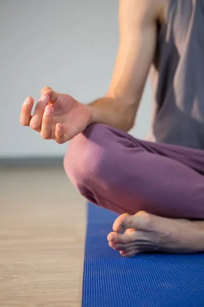 Uomo che esegue yoga — Foto Stock
