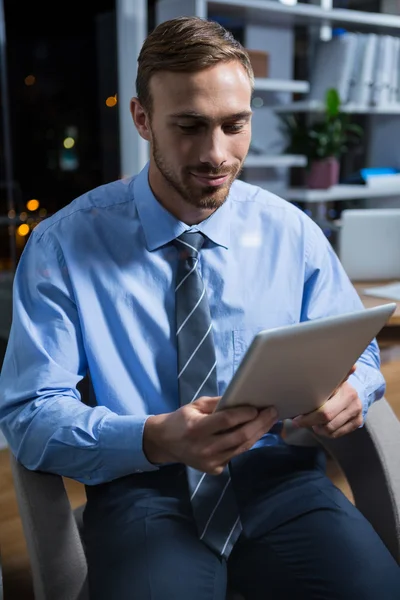 Businessman using digital tablet — Stock Photo, Image