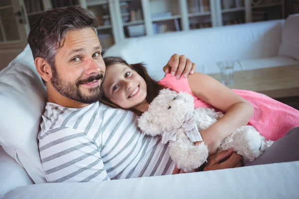Padre e hija con osito de peluche —  Fotos de Stock