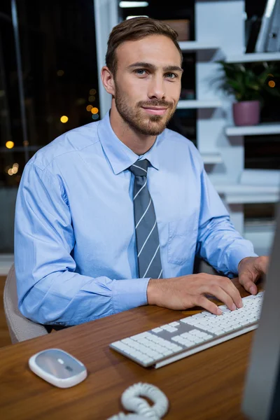 Business executive working on computer in office — Stock Photo, Image