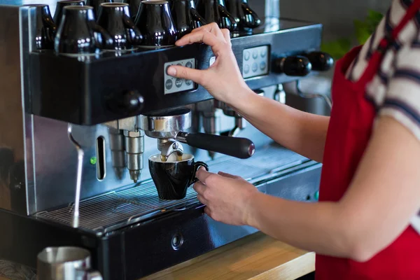 Serveerster maken kopje koffie — Stockfoto