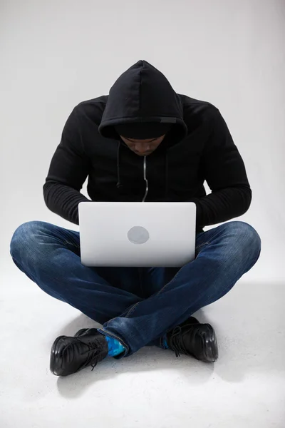 Hakera za pomocą laptopa — Zdjęcie stockowe