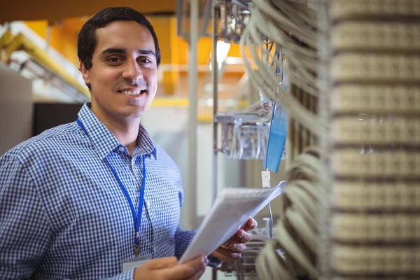 Técnico analisando servidor na sala do servidor — Fotografia de Stock