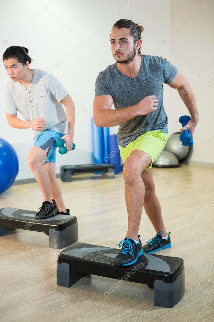 Männer, die Step aerobic Übungen — Stockfoto Männer, die Step aerobic Übungen — Stockfoto