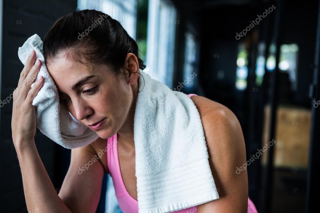 Sweaty female athletes Female athlete wiping sweat — Stock Photo