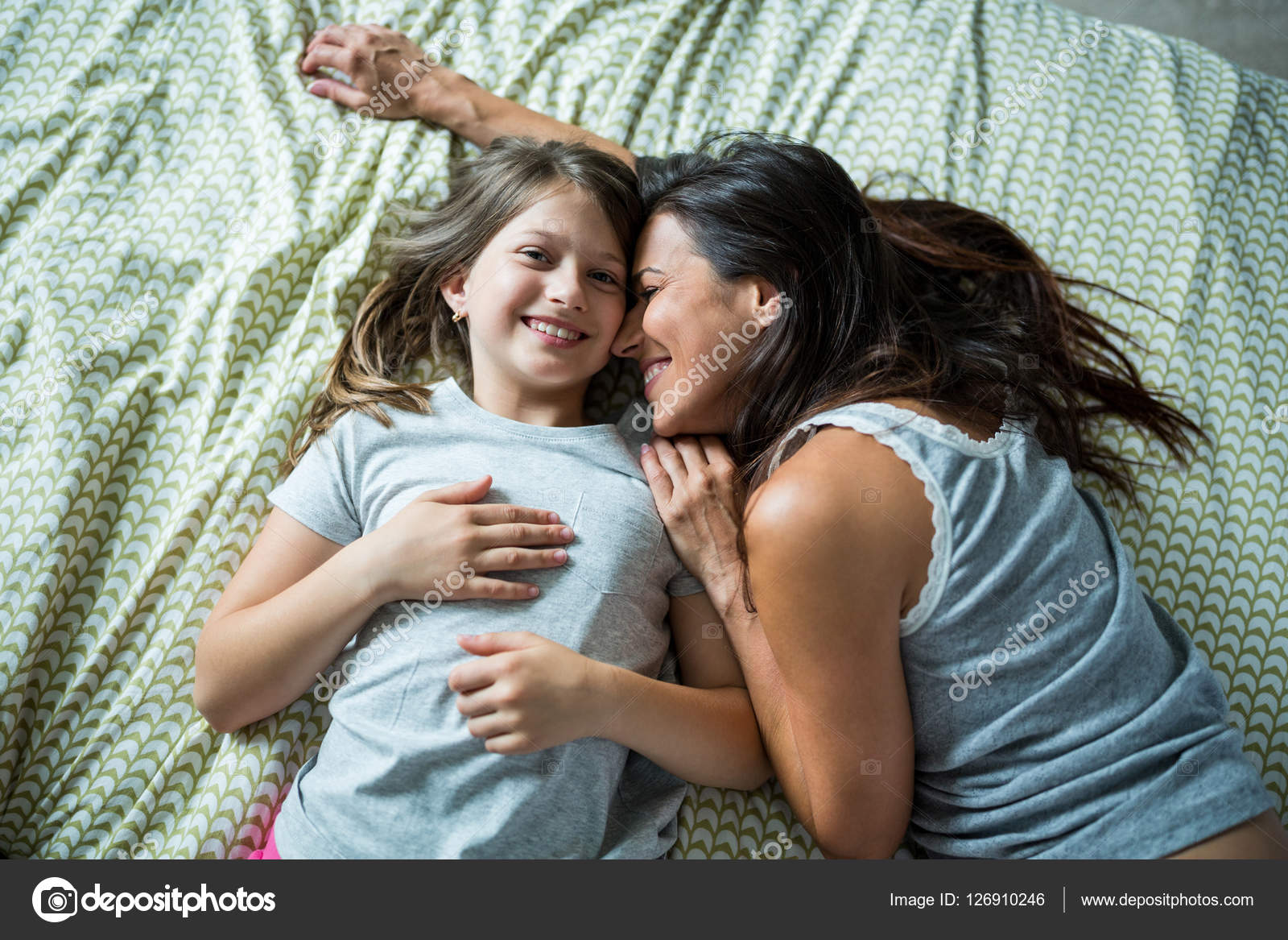 Tutor kaustisk forstene Mother and daughter playing on bed Stock Photo by ©Wavebreakmedia 126910246