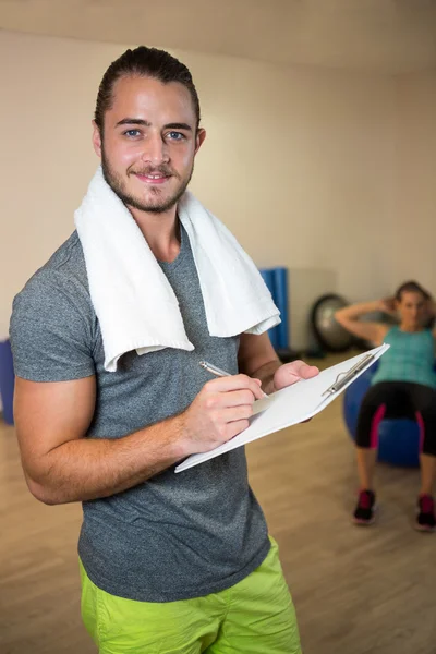 Treinador de fitness escrevendo na área de transferência — Fotografia de Stock