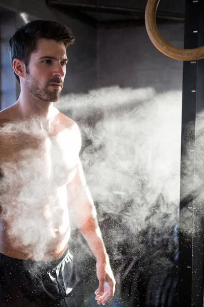 Спортсмен, стоящий под меловой пылью — стоковое фото