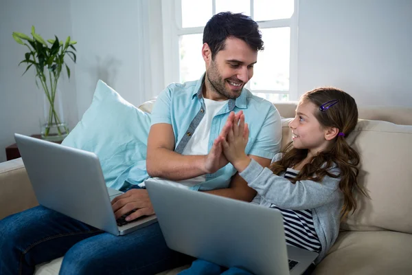 Far och dotter ger high five — Stockfoto