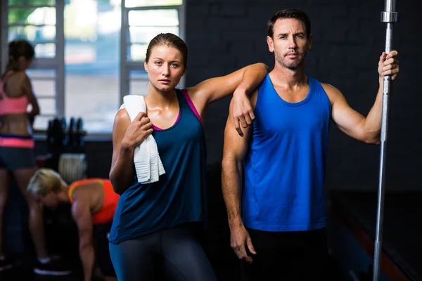 Ajuste amigos serios en el gimnasio — Foto de Stock