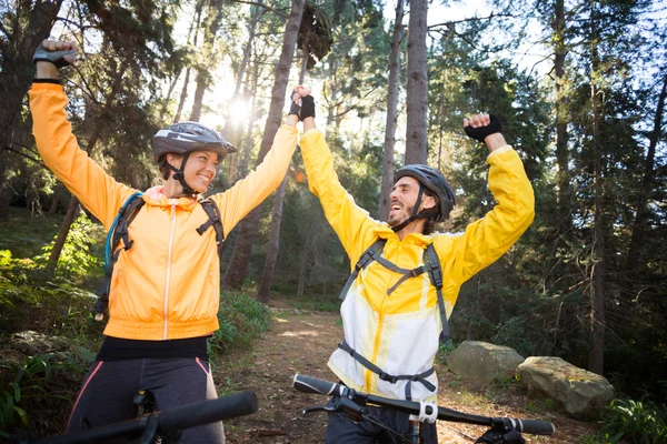 Biker paar met mountainbike op platteland — Stockfoto