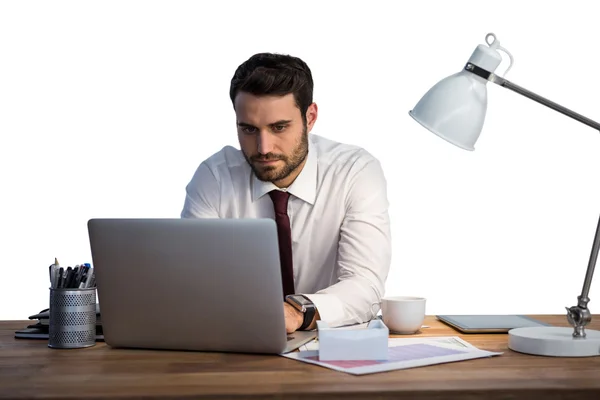 Zakenman werkt aan laptop op kantoor — Stockfoto