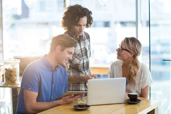 Vänner med hjälp av digitala surfplatta och bärbar dator — Stockfoto