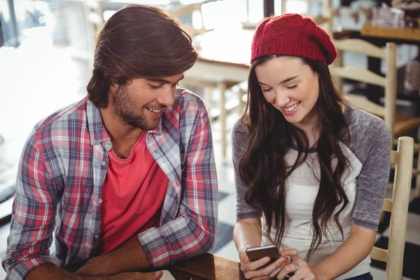 Mann und Frau nutzen Mobiltelefon — Stockfoto