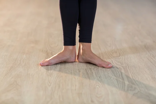 Woman feet in fitness studio — Stock Photo, Image