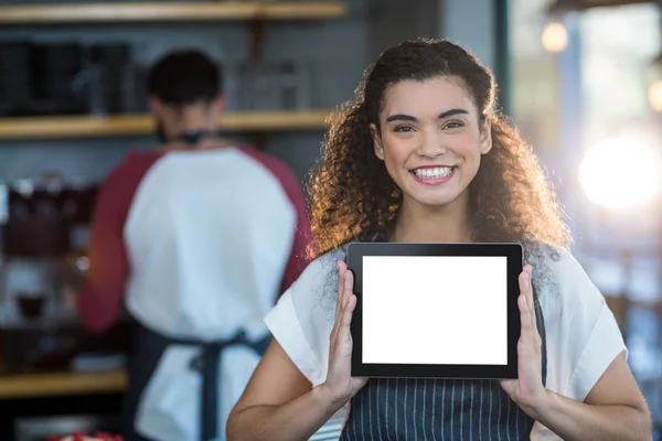 Cameriera mostrando tablet digitale al bancone — Foto Stock