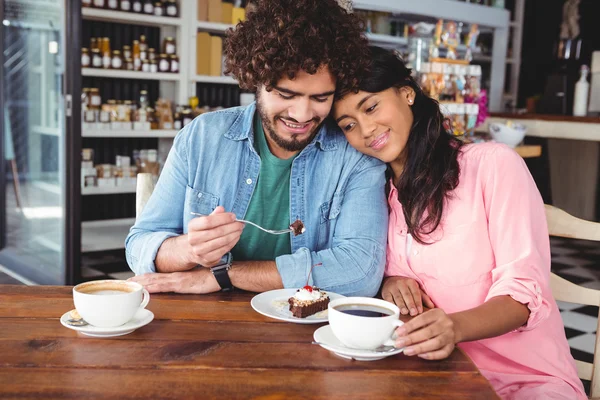 Par med dessert och kaffe — Stockfoto