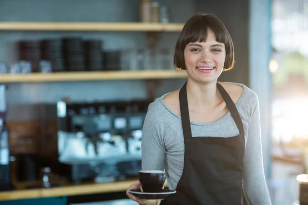 Serveerster bedrijf kopje koffie — Stockfoto