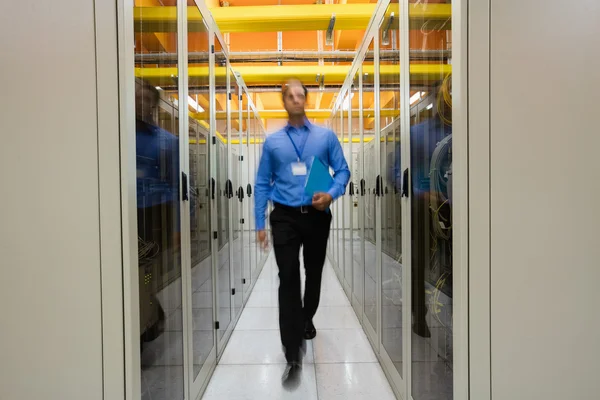 Technicien marchant dans la salle des serveurs — Photo