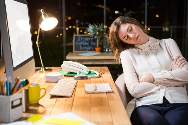 Trött affärskvinna sover på stol — Stockfoto