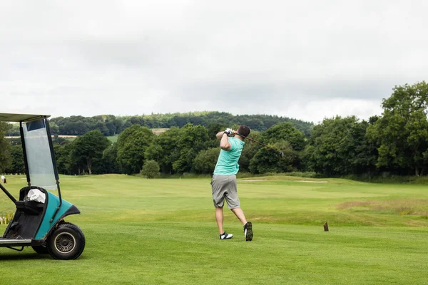 Zadní pohled člověka hrát golf — Stock fotografie