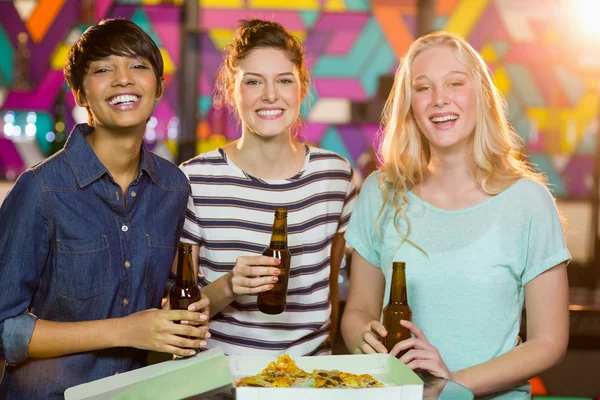 Vrienden hebben flessen van bier en pizza — Stockfoto