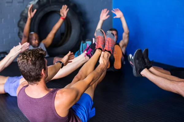 Atleten doen stretching oefening — Stockfoto