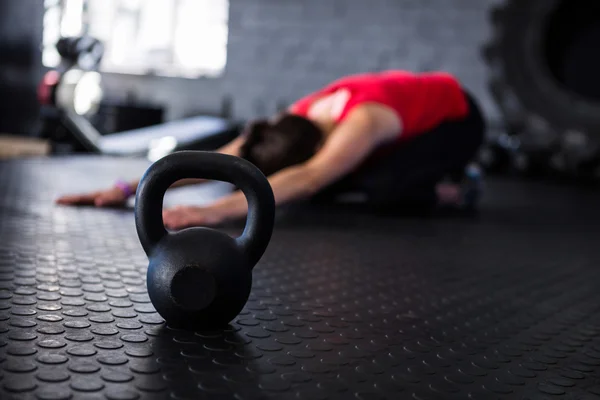 Cvičení kettlebell sportovec — Stock fotografie