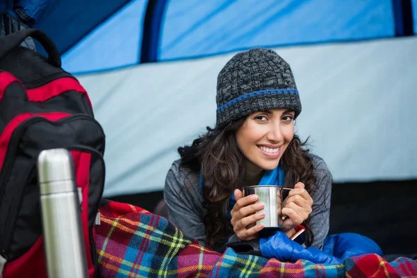 Escursionista con una tazza di caffè in tenda — Foto Stock