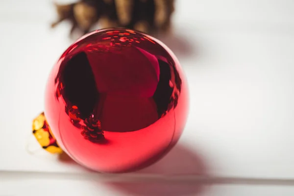 Bola roja de Navidad en la mesa de madera —  Fotos de Stock