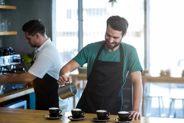 Garçom fazendo xícara de café no balcão — Fotografia de Stock