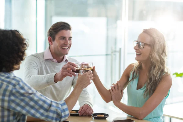 Amis prendre une tasse de café — Photo