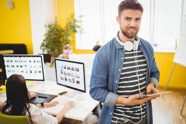 Gelukkig uitvoerend met behulp van digitale tablet — Stockfoto