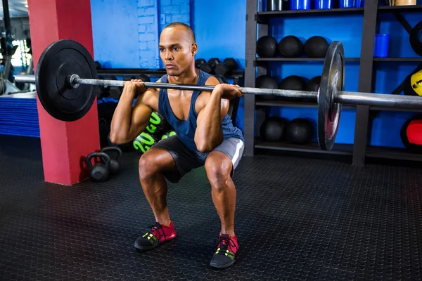 Atleta masculino halterofilismo no estúdio de fitness — Fotografia de Stock