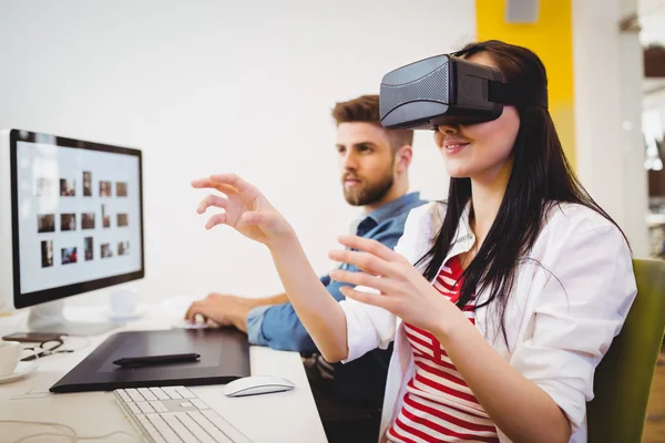 Manager genießen Augmented-Reality-Headset — Stockfoto