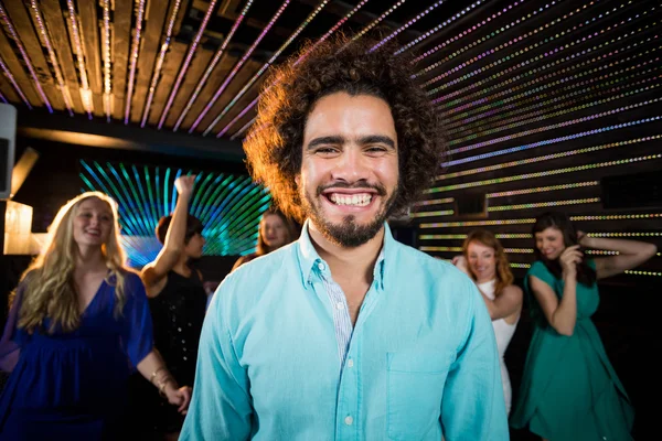 Sonriente hombre de pie en la pista de baile — Foto de Stock