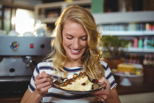 Woman eating dessert in cafe — Stock Photo, Image