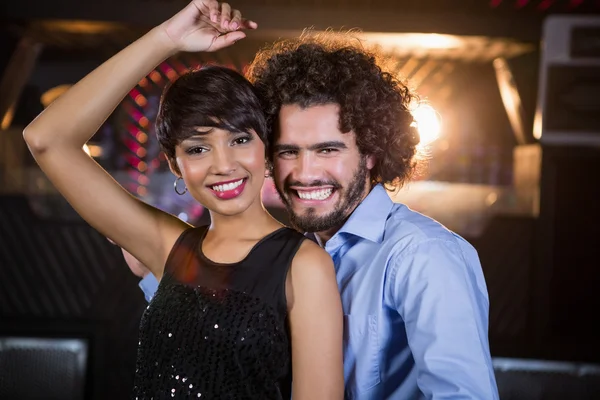 Paar tanzt gemeinsam auf Tanzfläche — Stockfoto
