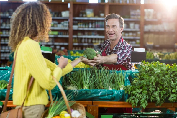 Personal que ayuda a la mujer con las compras de comestibles — Foto de Stock