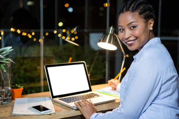 Affärskvinna Arbetar på laptop — Stockfoto