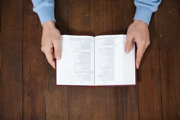 Hombre con una Biblia — Foto de Stock