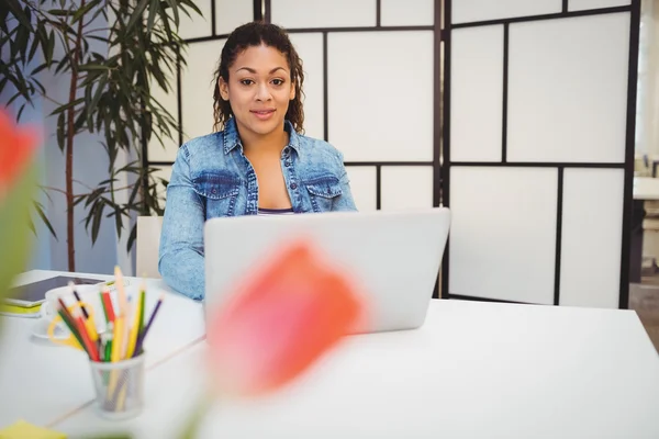 Grafisch ontwerper aan balie met laptop — Stockfoto